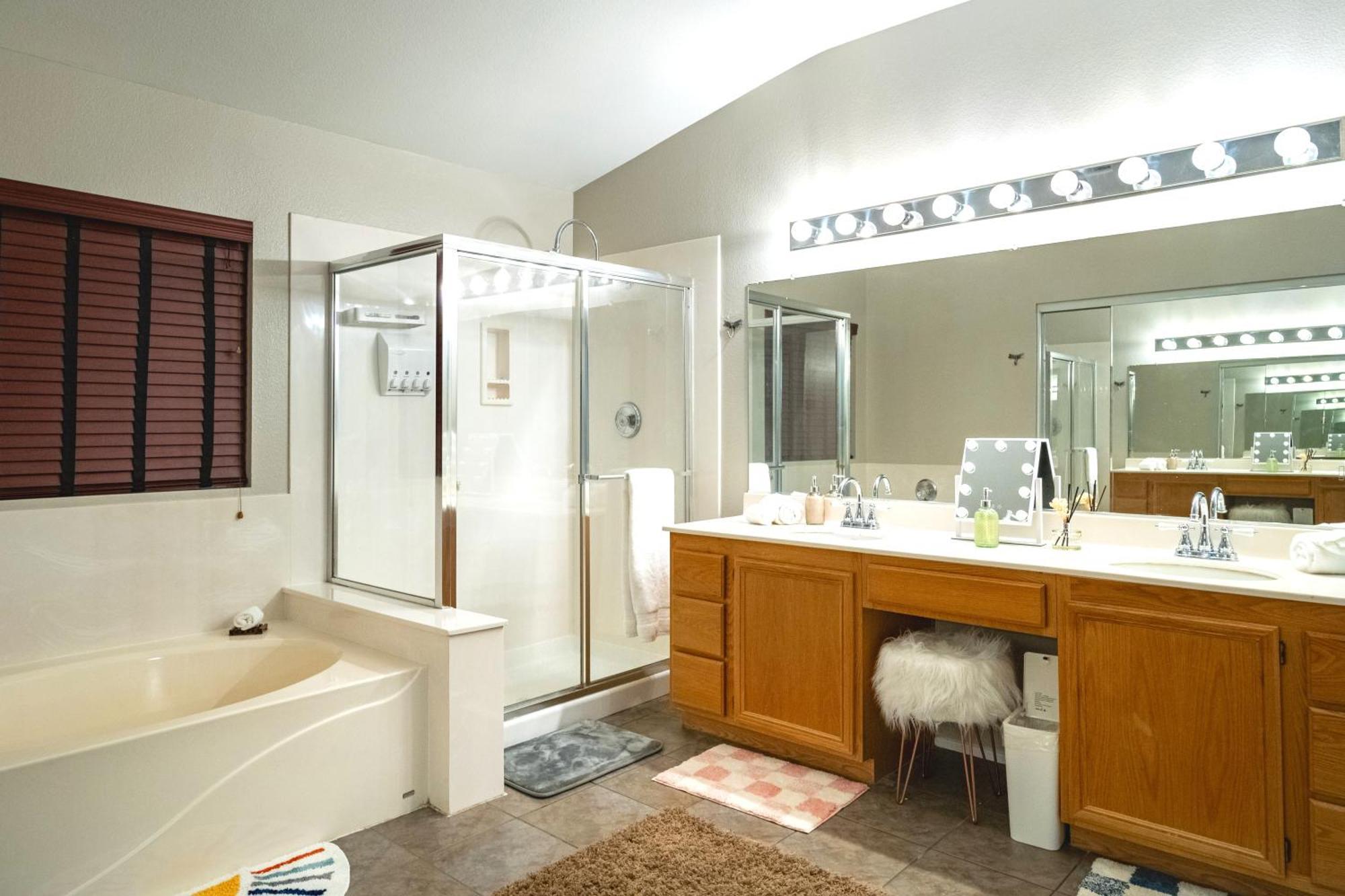 5br 3ba Family Friendly Entire W Pool, Spa, Games, Tvs, And Villa *